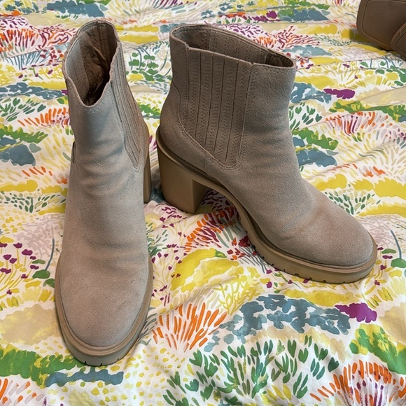 Dolce Vita Waterproof Caster H2O Booties, Dune Suede, Size 9.5 - Picture 4 of 5